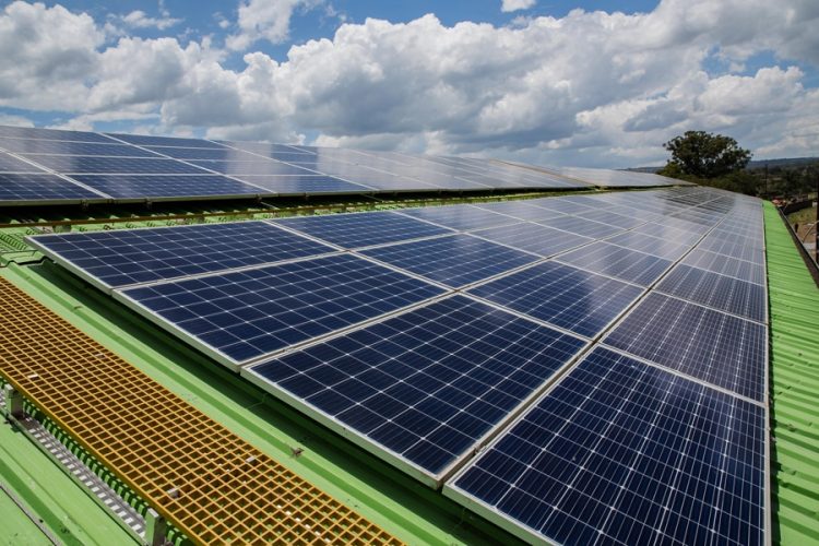 ARD radiofeature über Chancen und Risiken der Energiegewinnung in Westafrika
