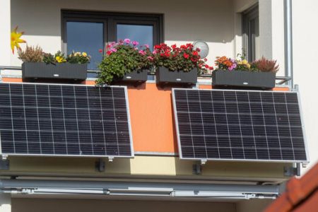 Energiewende zu Hause: Deutsche Umwelthilfe verlost bundesweit Balkonkraftwerke und drängt auf Bürokratieabbau bei Anbringung und Inbetriebnahme