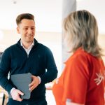Gehaltstransparenz in der Pflege: Die Vorteile offener Kommunikation über Entlohnung