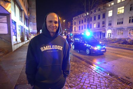 Tausende Junge Menschen auf der Straße – Polizeieinsatz im Smilodox Store durch unerwarteten Menschenauflauf