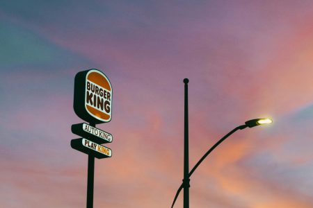 Burger King Deutschland senkt Preise für pflanzenbasierte Produkte, setzt neue Standards in der Gastronomie.