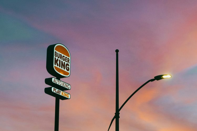 Burger King Deutschland senkt Preise für pflanzenbasierte Produkte, setzt neue Standards in der Gastronomie.
